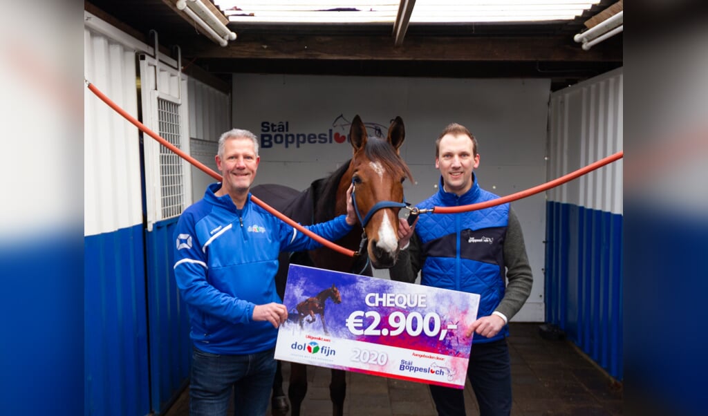 Voorzitter Lucas Dries van Sportstichting Dol Fijn, het vijfjarige paard Fado en initiatiefnemer Hendrik Roorda van Stâl Boppeslach.
