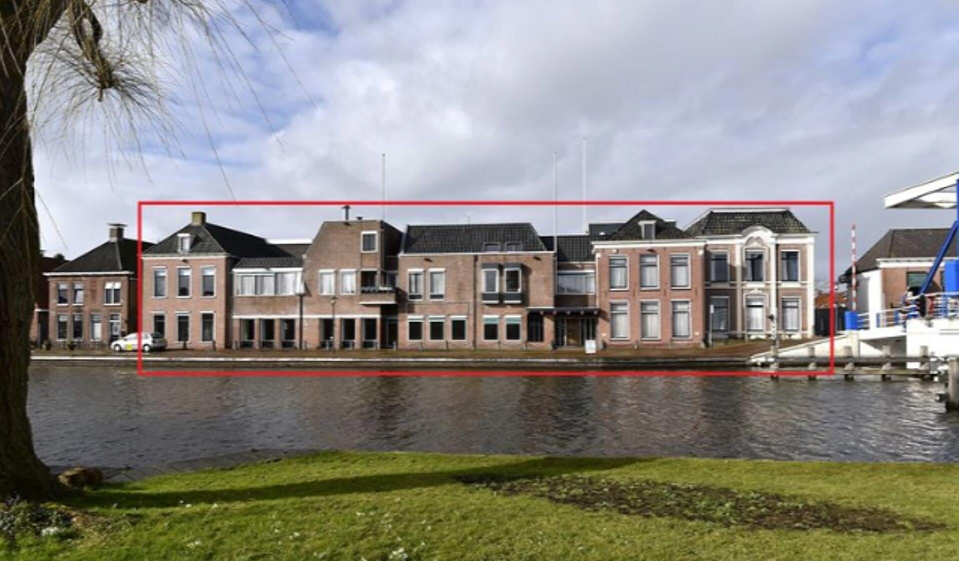 Het vooraanzicht van de panden in het centrum van Woudsend die tot Woudsend Verzekeringen behoorden en nu geschikt worden gemaakt voor negentien levensloopbestendige appartementen voor ouderen.