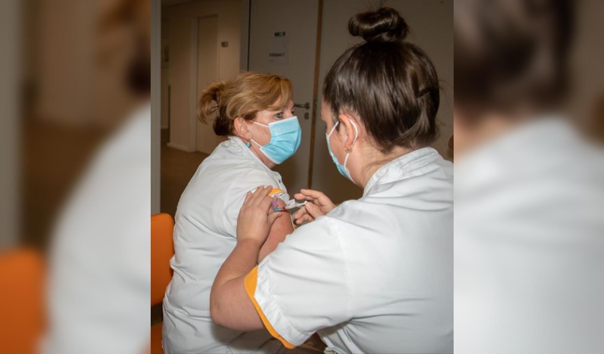 De eerste medewerker van ziekenhuis Tjongerschans is vandaag gevaccineerd tegen covid-19.