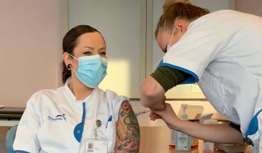 <p>Eén van de eerste medewerkers van Nij Smellinghe die is gevaccineerd met het vaccin tegen covid-19.</p>