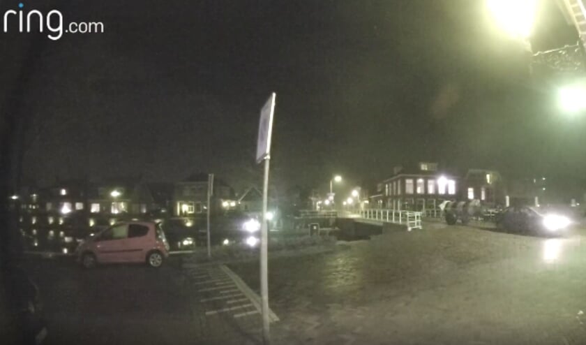Rechts zie je de auto met giertank voorbij rijden. Vlak nadat ze de camera gepasseerd zijn, klinkt de knal.
