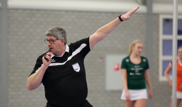 <p>Jan in actie als scheids</p>