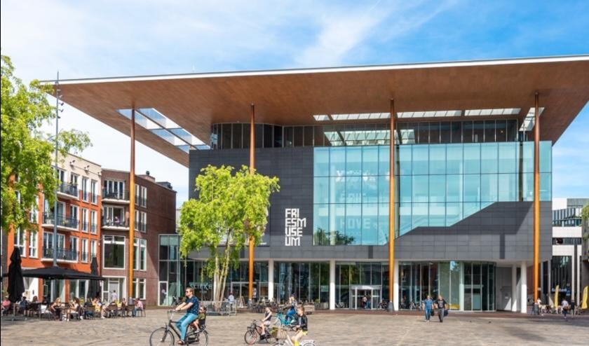 Het Fries Museum aan het Wilhelminaplein in Leeuwarden, gefotografeerd in het pre corona tijdperk.