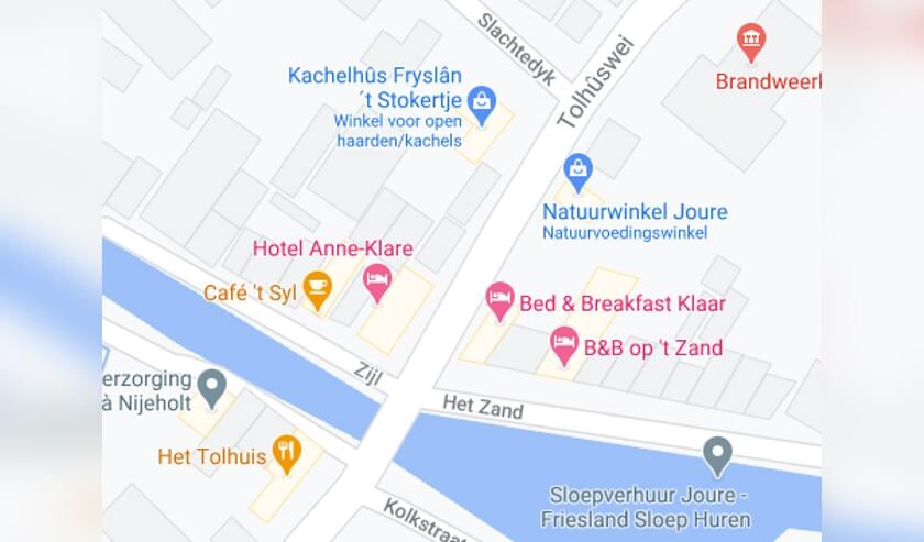 <p>Op de hoek van het Zijl en de Tolhûswei zit het hotel. Op de kaart zie je ook waar de kachelwinkel en de natuurwinkel zitten die ook schade opliepen door de megaknal.</p>