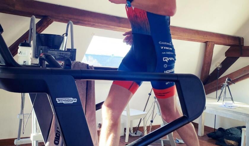 <p>Maarten op zijn eigen zolder op de loopband 42 kilometer aan het hardlopen.</p>
