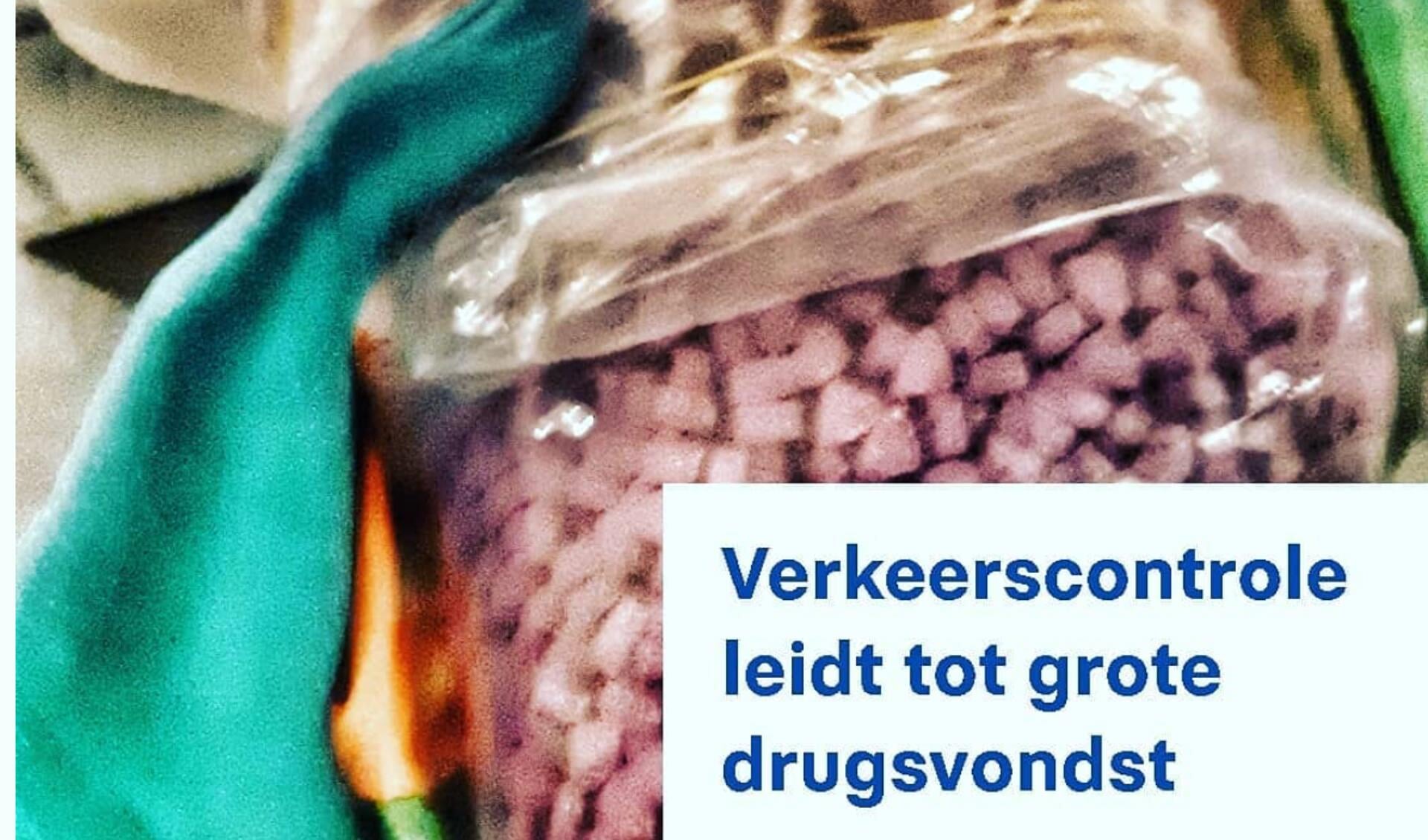 Foto van Politie Sneek, met daarop een plastic zak vol xtc-pillen. De totale straatwaarde van de drugs wordt geschat op 55.000 euro.