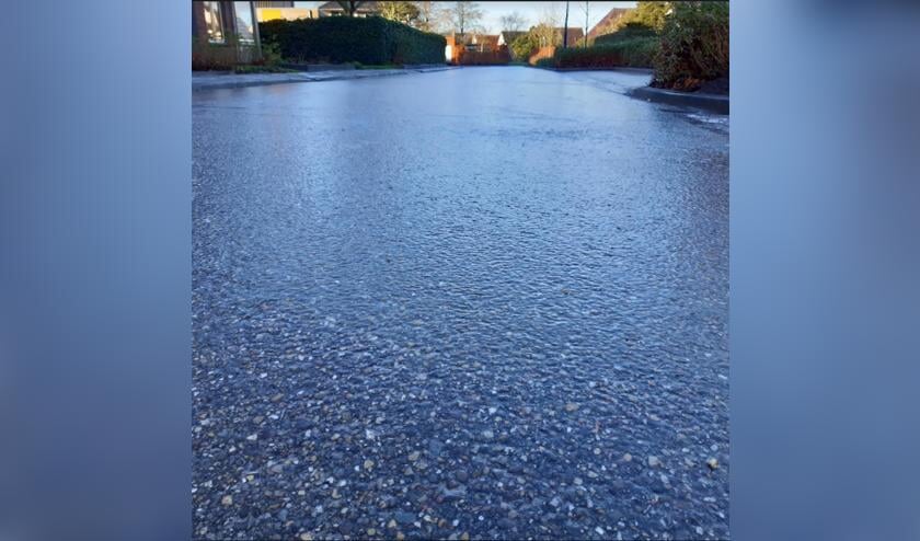 Voorbeeld van een spekgladde weg in een woonwijk, in dit geval in Mantgum de straat De Mielgong. De foto is vanmorgen iets voor elf uur genomen, het was er nog steeds spekglad.