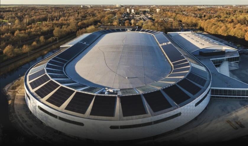 Het huidige dak met de huidige zonnepanelen. Een nieuwe coating op het dak kan de verzekeringskwestie oplossen. De nieuwe deadline is 1 juni 2021.