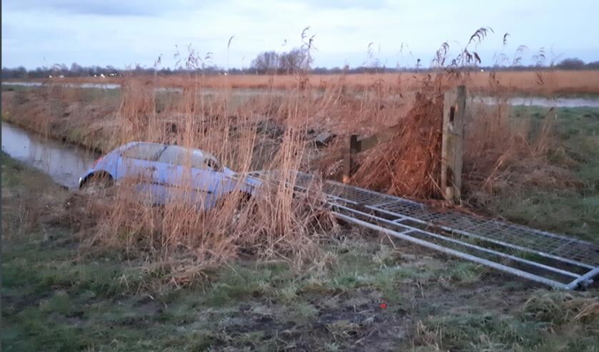 De auto die vanochtend bij Sumar in de sloot is beland.