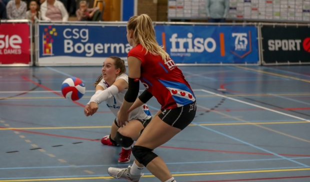 <p>Geldou de Boer in de passing. Roos van Wijnen kijkt goedkeurend toe. </p>