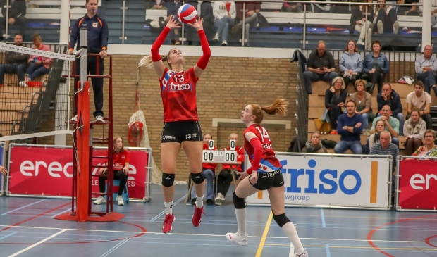 <p>Soepele handjes bij spelverdeelster Nynke Oud van VC Sneek </p>