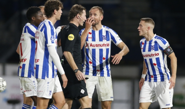 <p>Ongeloof bij de spelers van Heerenveen na de 1-1 van Vitesse.</p>