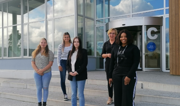 <p>Van links naar rechts, achter: Sarah Compeer, Frea Koster-Holtman. Vooraan: Lutske Slijfer, Lisanne van Abshoven en Hajah Jalloh. </p>