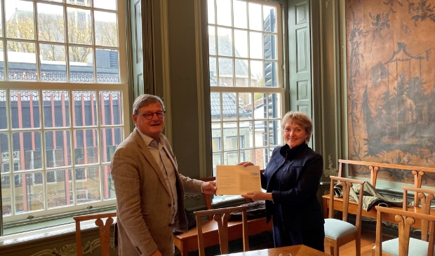 <p>Wethouder Mirjam Bakker ontving het rapport met de conclusies van het onderzoek uit handen van Ap Timmersmans, voorzitter van SIiF. </p>