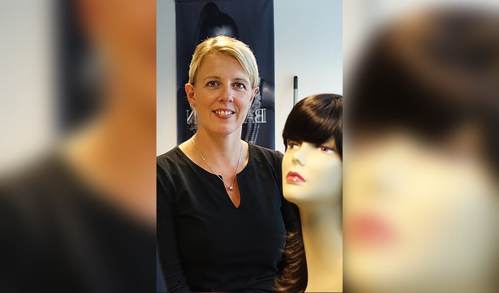 Petra Westra uit Heerenveen is gespecialiseerd in het maken van haarwerken voor bijvoorbeeld borstkankerpatiënten.
