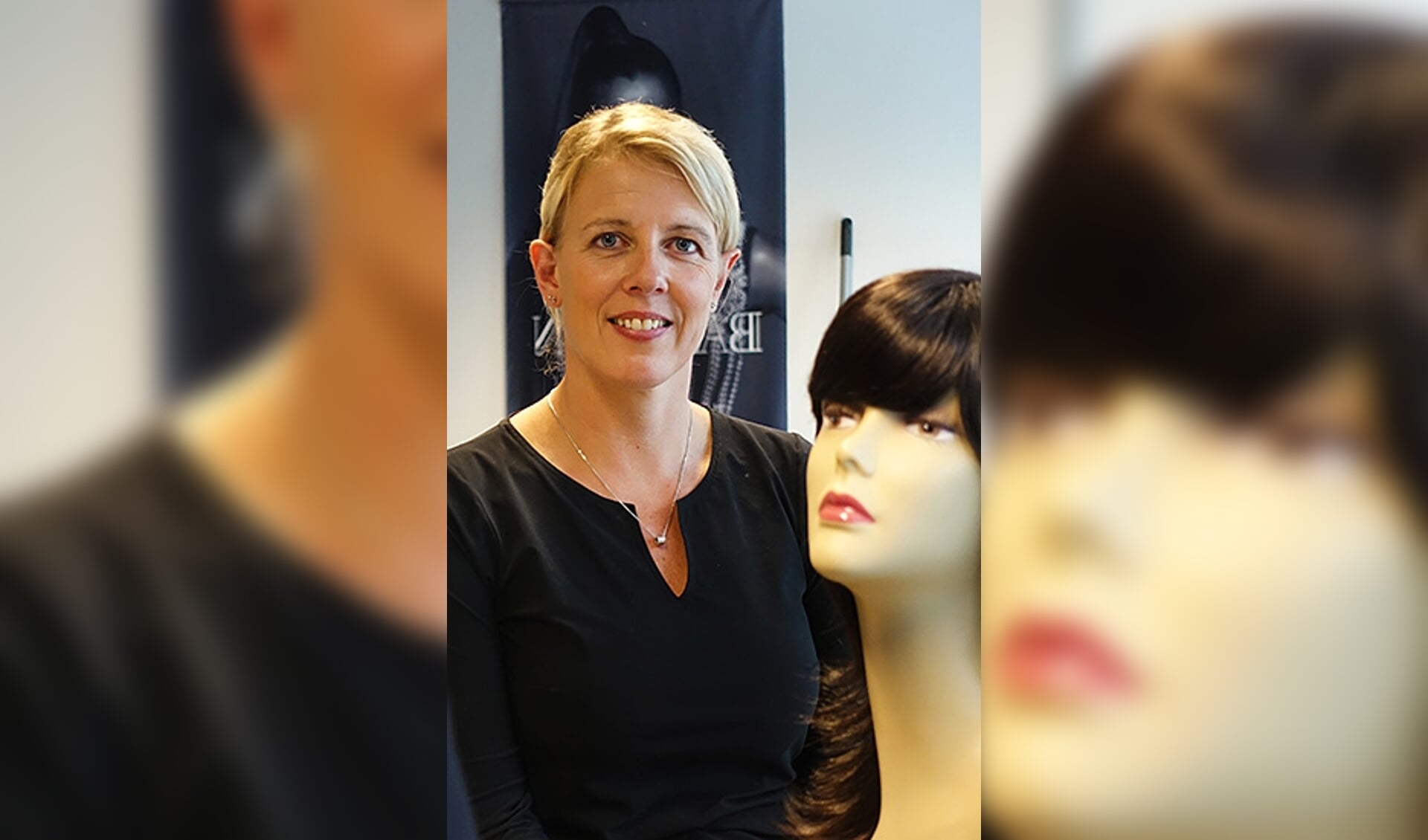 Petra Westra uit Heerenveen is gespecialiseerd in het maken van haarwerken voor bijvoorbeeld borstkankerpatiënten.