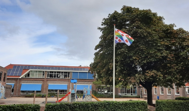 <p>Ambion-scholen laten Friese Pridevlag wapperen</p>