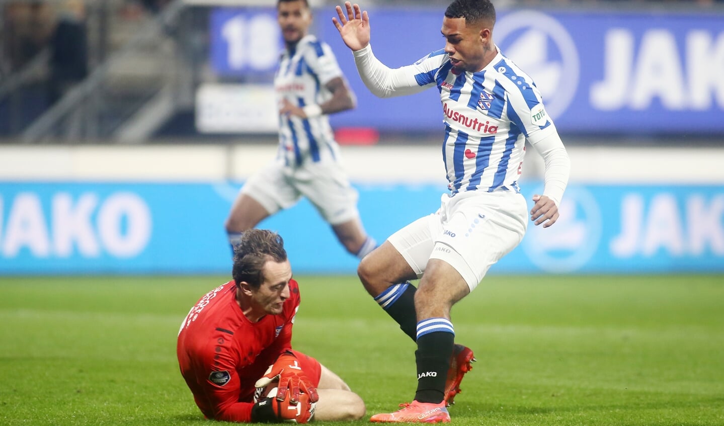 Xavier Mous houdt zijn ploeg met een aantal reddingen knap op de been.