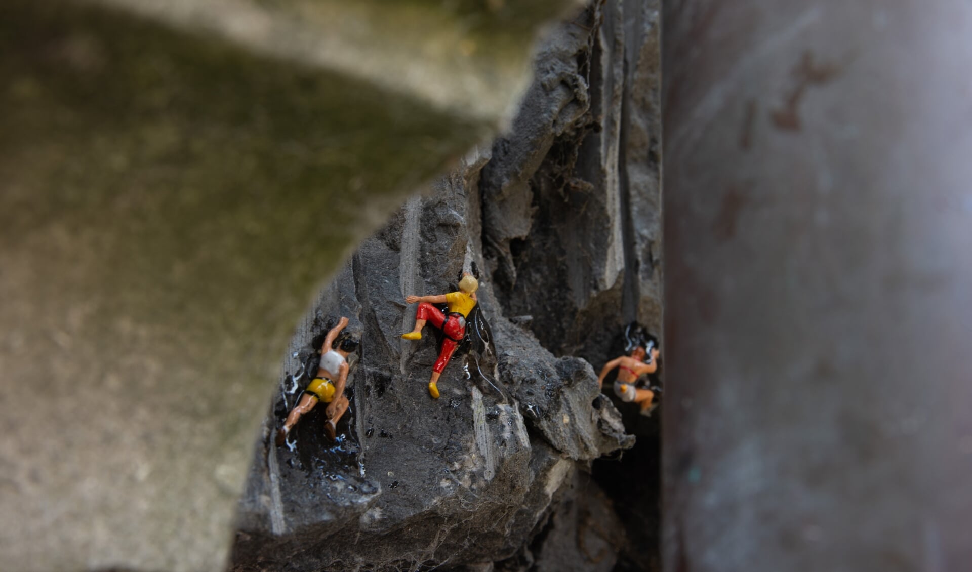 De miniatuur bergbeklimmers beklimmen de stenen van Leeuwarden. 