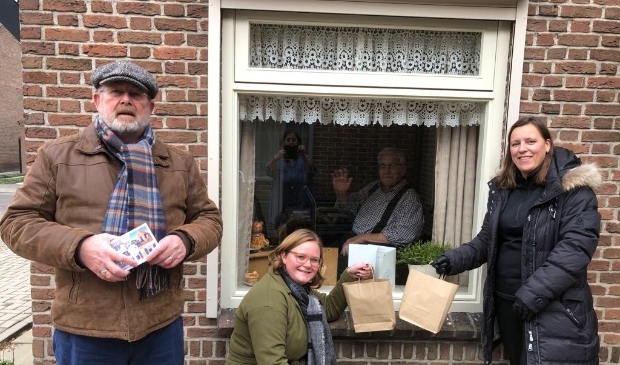 Hans, Ellen en Adriaantje op pad met oliebollen