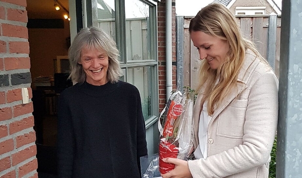 Paula Schot (r) deelt een compliment uit.