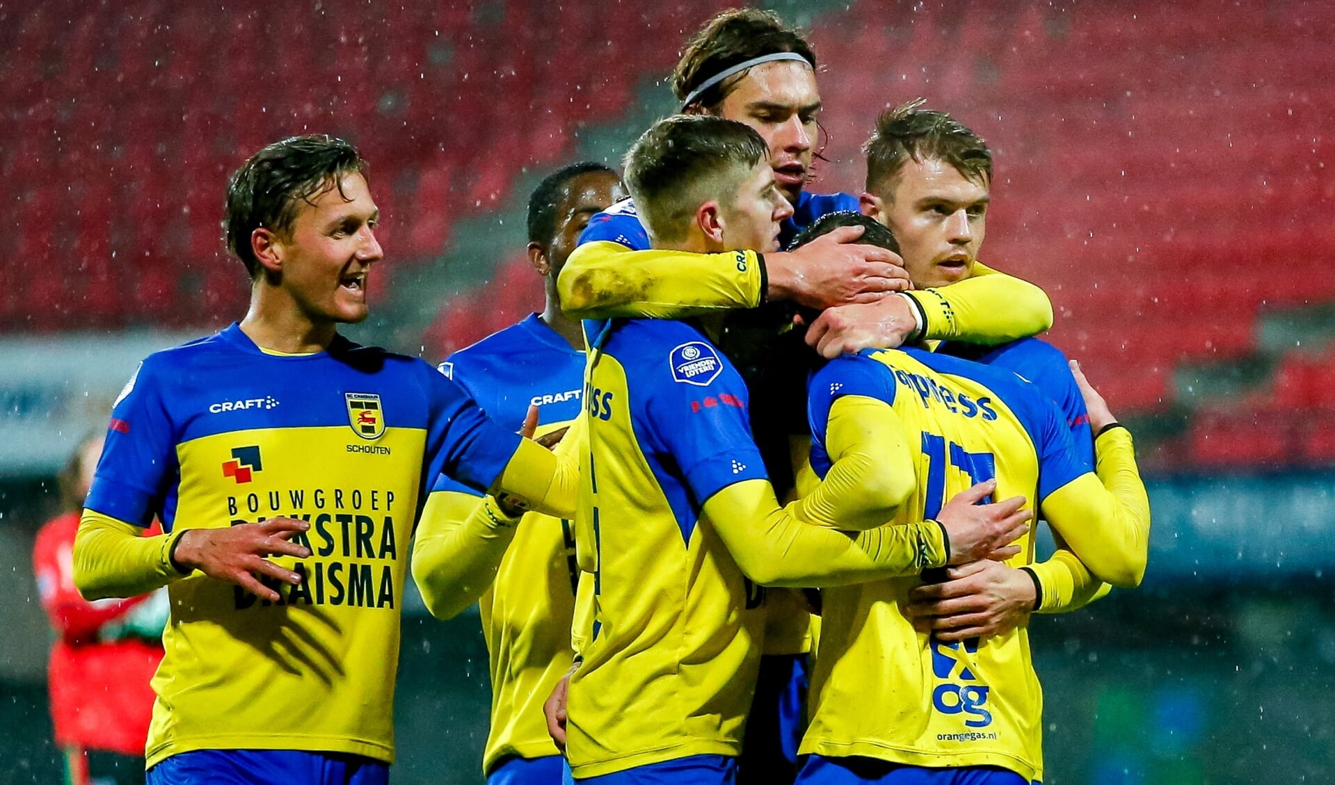 De spelers van SC Cambuur vieren feest, na de 2-3 overwinning bij NEC.