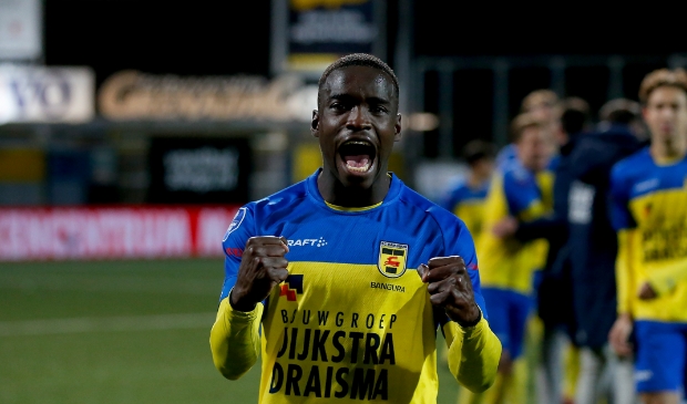 Alex Bangura juicht na de overwinning op FC Utrecht.