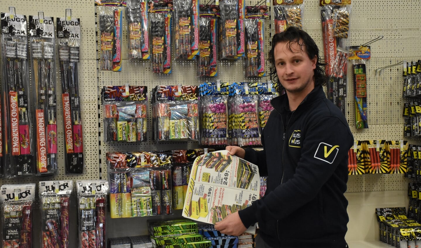 Jeffry Krol staat voor het categorie 1 vuurwerk.