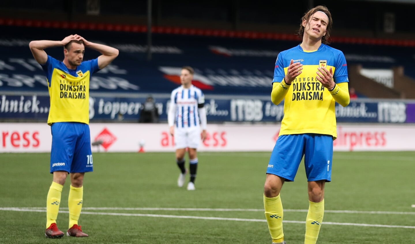 De spelers van SC Cambuur balen na de nederlaag.