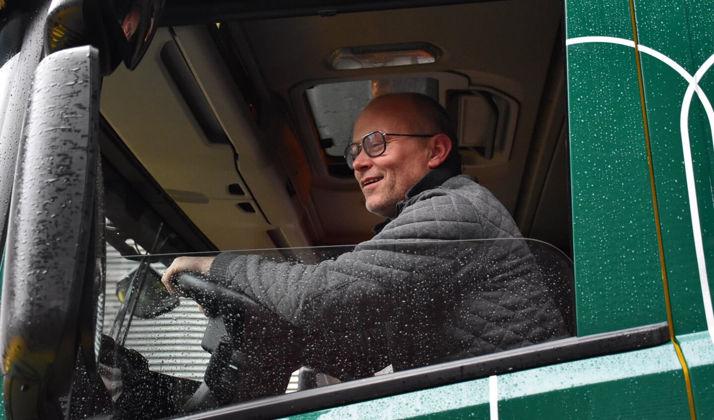 Wethouder Anko Postma rijdt een rondje in de gloednieuwe strooiwagen.  