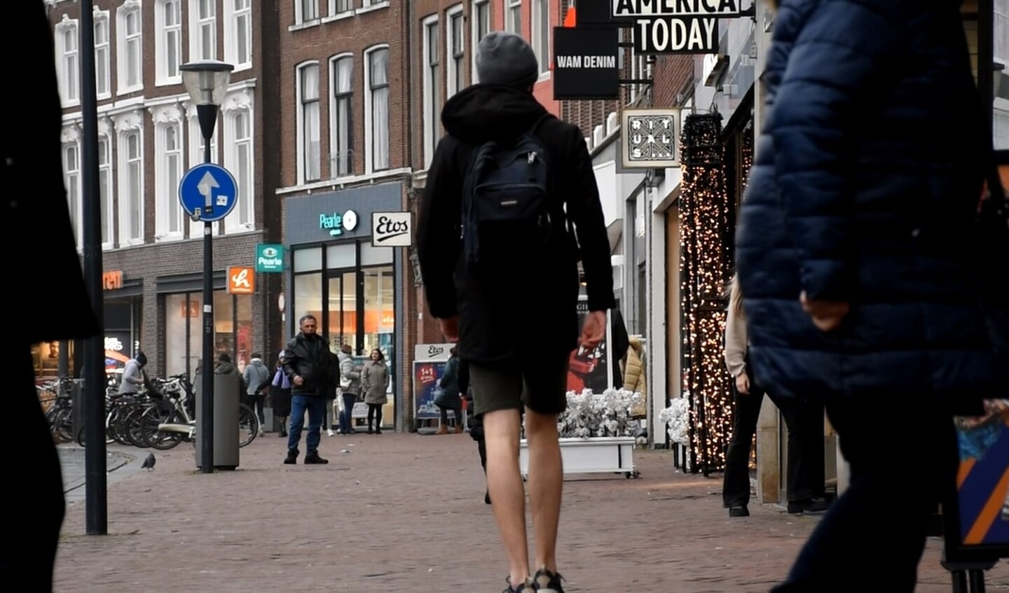 Jonas in zijn kortebroek op de Nieuwstad in Leeuwarden.