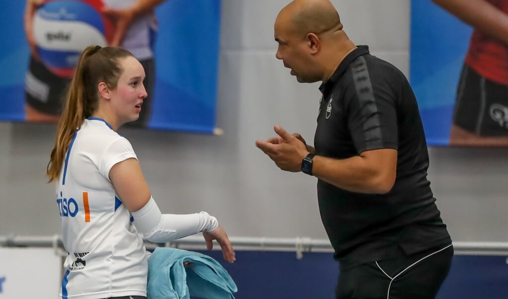 Jeffrey Scharbaai coacht libero Geldou de Boer 