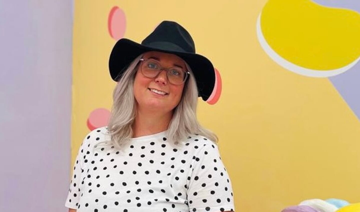Debora houdt ervan om mensen te helpen en nog mooier te maken.
