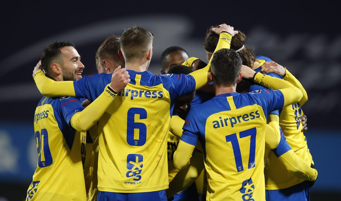 De spelers van Cambuur vieren feest na de overtuigende overwinning op Willem II.