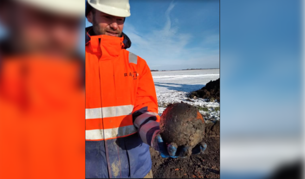 De gevonden eeuwenoude kanonskogel als stille getuige van de Friese twisten tussen Schieringers en Vetkopers.