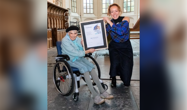 <p>Aggie van der Meer kreeg de Gysbert Japicxpriis in 2019 voor haar complete oeuvre, uitgereikt door Sietske Poepjes van de Provincie Fryslân.</p>