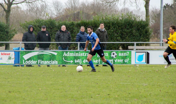 <p>Jesper aan de bal met blauw shirt</p>