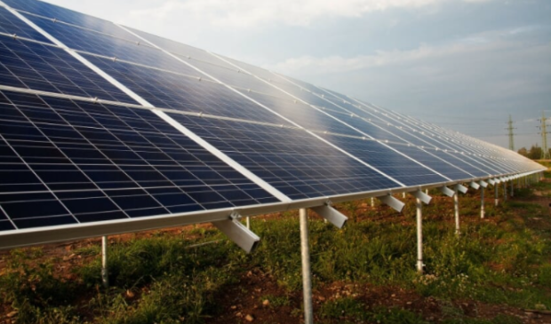 Zonnepanelen op het land. Leeuwarden wil naar een mix toe van zonnepanelen op land en op daken.