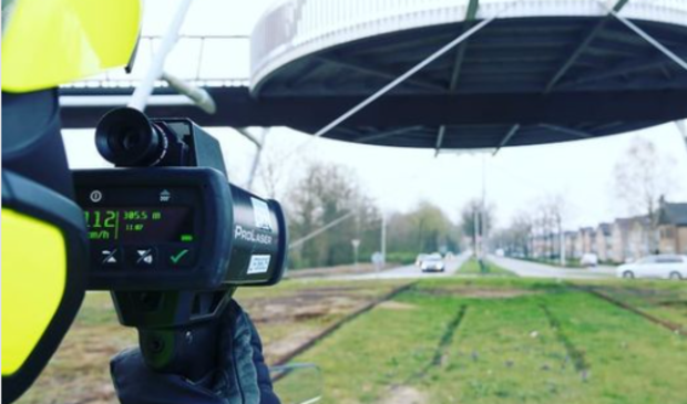 <p>Mooie foto ter hoogte van de rotonde en tevens fietsoversteekplaats aan de Zuiderhogeweg.</p>