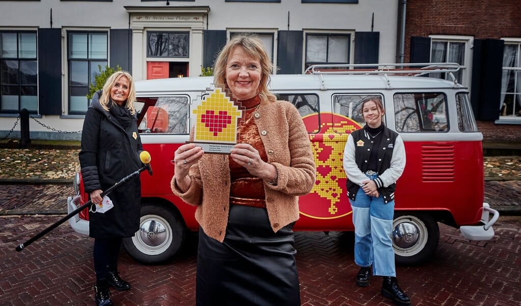 Oprichter van de Stichting Buurtgezinnen.nl Leontine Bibo krijgt de Hartenhuis Award uit handen van Natasja Froger en Unforgetable Evi