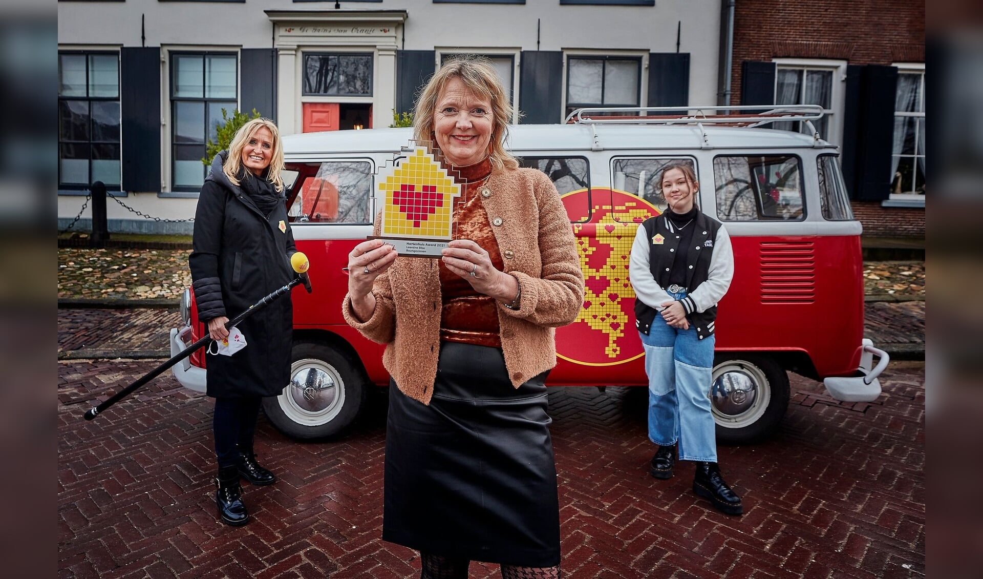 Oprichter van de Stichting Buurtgezinnen.nl Leontine Bibo krijgt de Hartenhuis Award uit handen van Natasja Froger en Unforgetable Evi