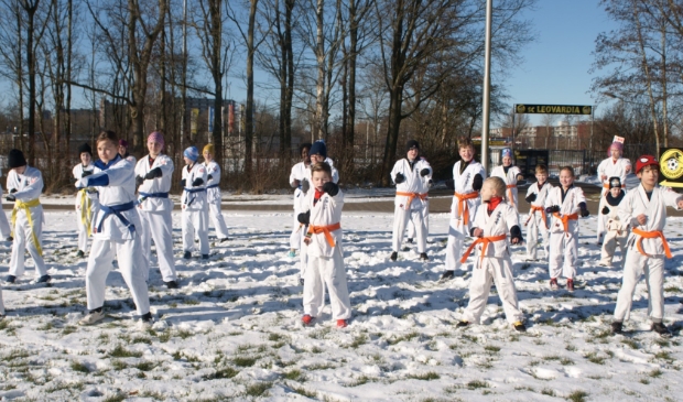 <p>De 'Warme Wintertraining' op de parkeerplaats van Leovardia.</p>