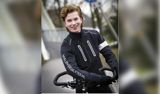<p>Sam Mebius is klaar voor zijn fietstocht over tweehonderd kilometer.</p>