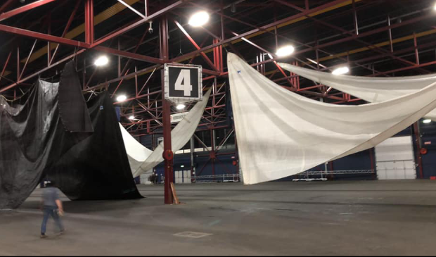 De zeilen en fuiken hangen te drogen in het WTC Expo.