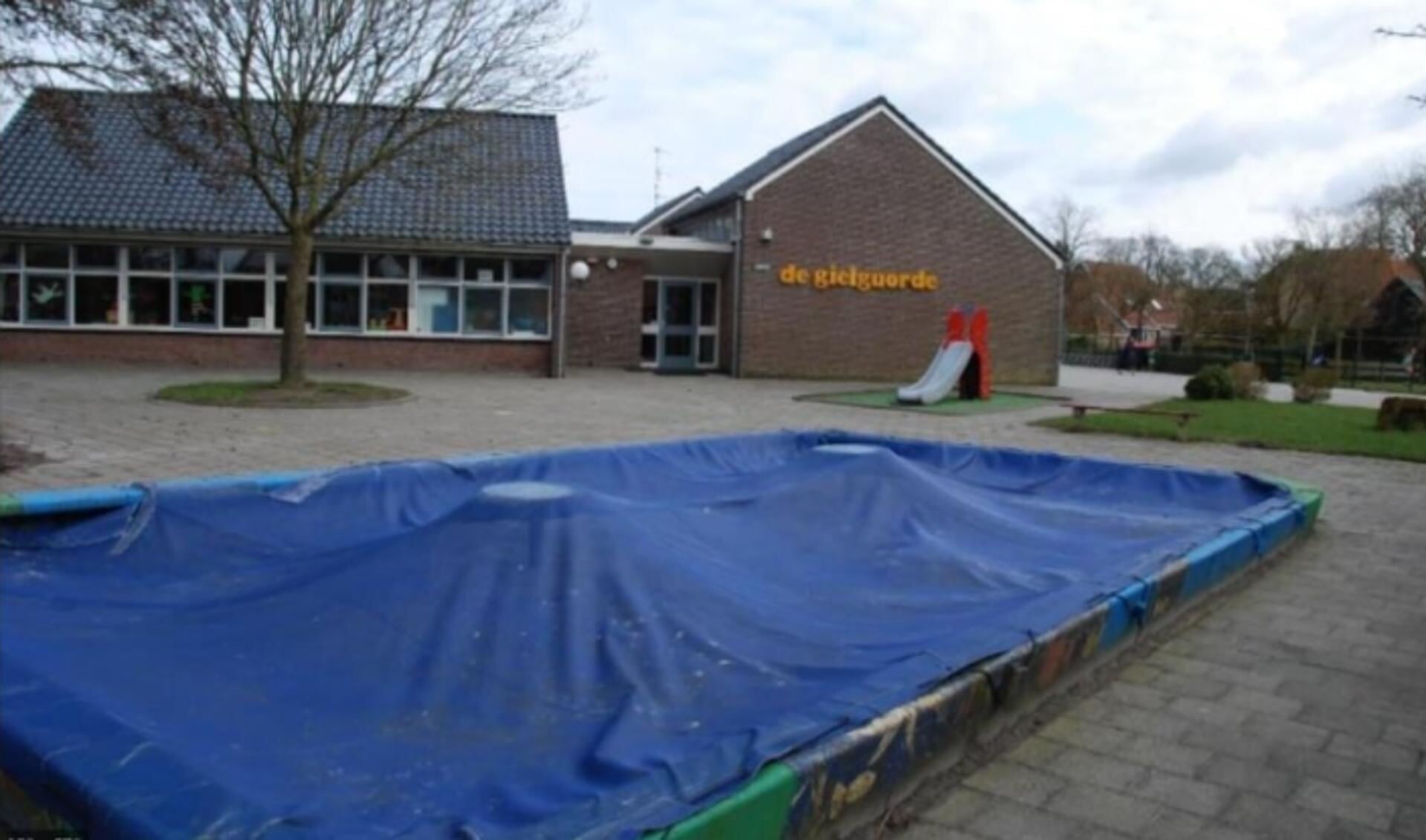 Dit is één van de Friese basisscholen die maandag 15 februari gesloten is vanwege de verwachte gladheid op de wegen.
