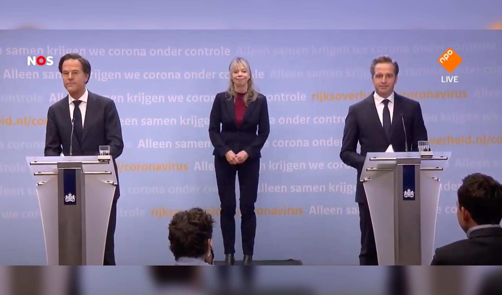 Links premier Mark Rutte, in het midden de doventolk en rechts minister Hugo de Jonge.