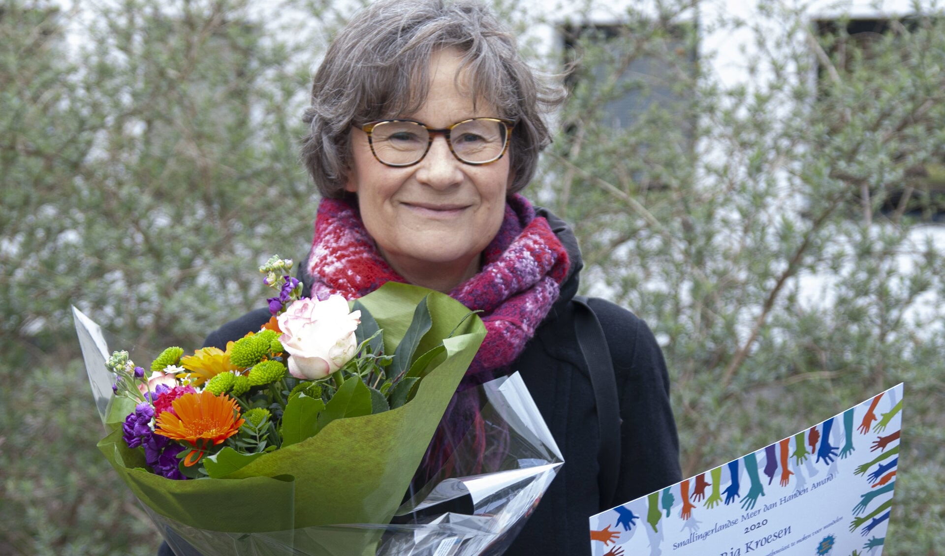 Ria Kroesen ontving van de burgemeester de Smallingerlandse Meer dan handen Award 2020 