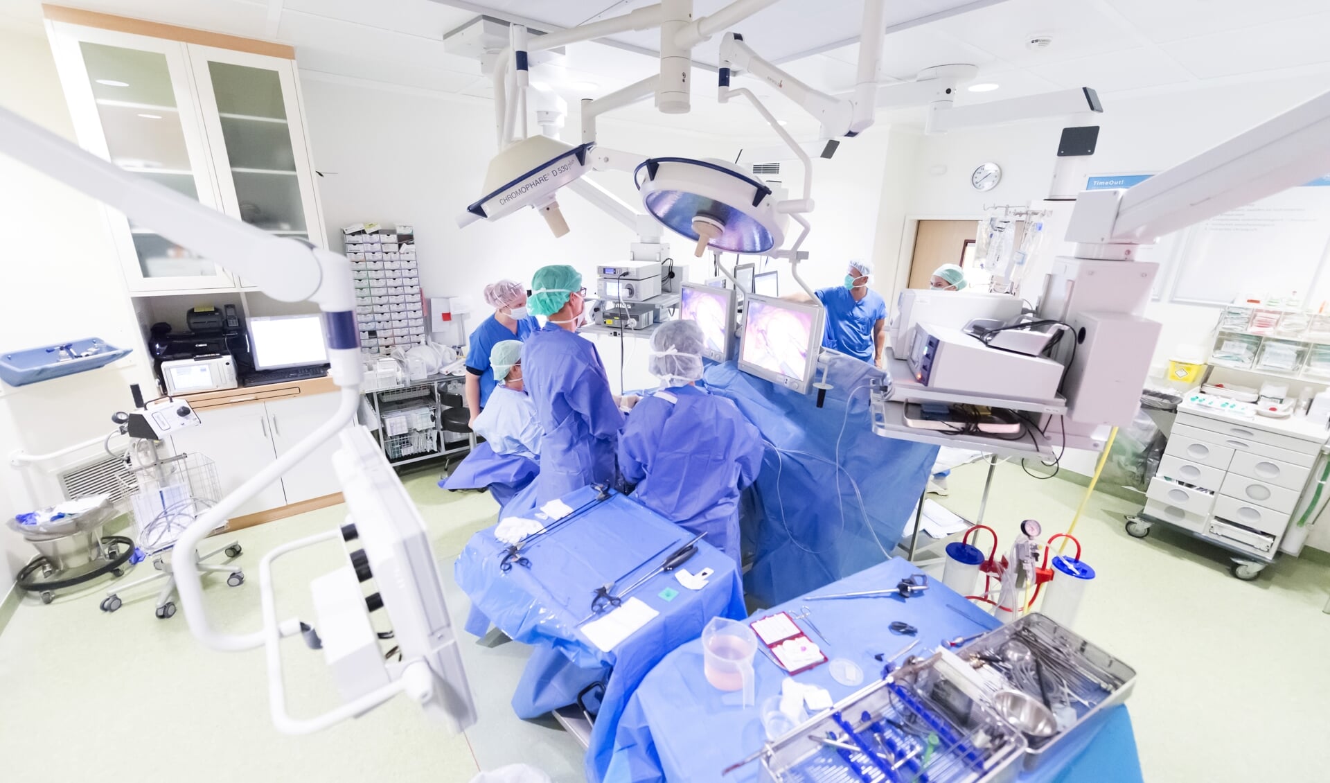 Het chirurgisch team in actie bij een maagoperatie in het MCL in Leeuwarden.