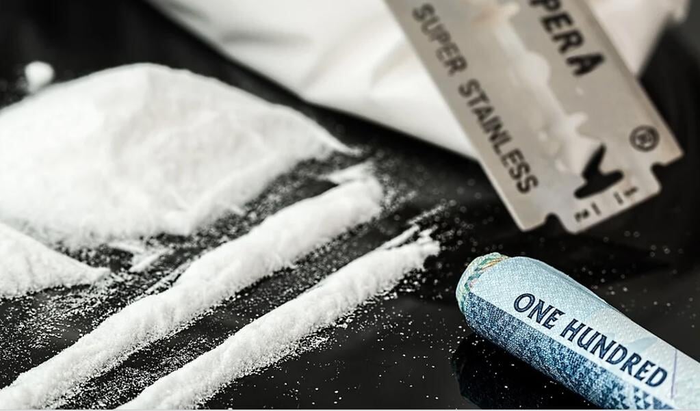 In scene gezette foto van hoe de harddrug cocaïne vaak wordt gebruikt.