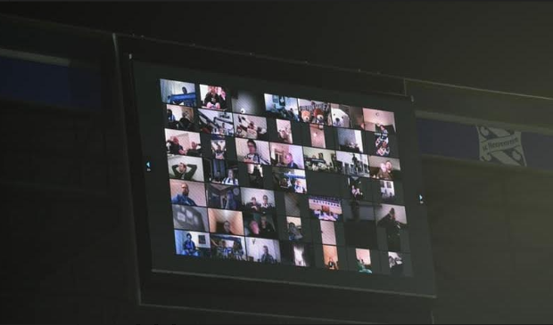 Hier enkele van de zesduizend virtuele toeschouwers in beeld die Heerenveen in de bekerfinale tegen Ajax hebben aangemoedigd in het verder vanwege coronaregels stille Abe Lenstra Stadion.